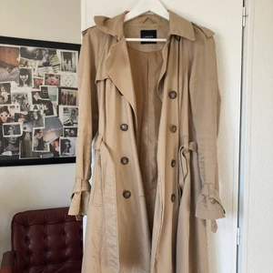 Kort beige trenchcoat  - Kort beige trenchcoat från Lindex i storlek S🌱🌞perfekt till hösten!!! Knappt använd, köparen står för frakten 66 kr spårbart 🪴🥰
