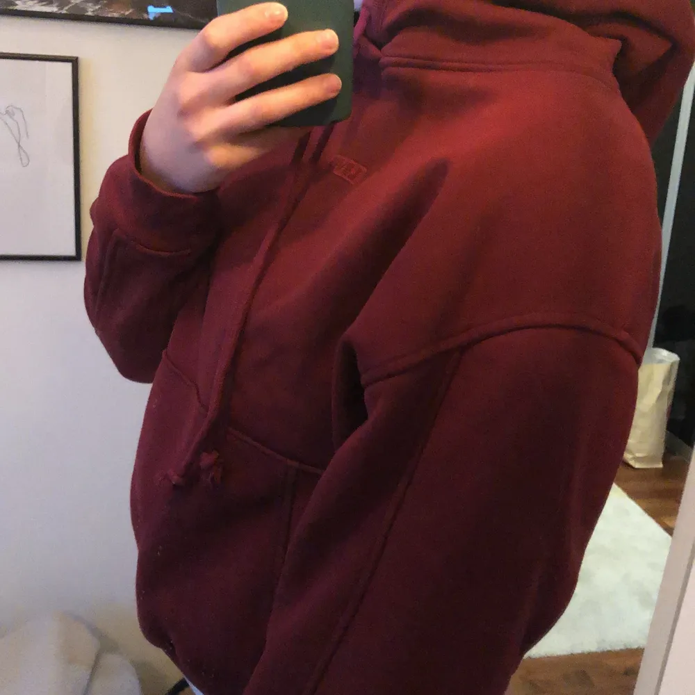 Oversized hoodie från Levis i storlek XS. Trots liten storlek är den oversized i modellen. 200kr + frakt. Hoodies.