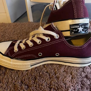 Converse  - Jättesnygga low converse i färgen lila, de är i storlek 39 och tror inte har används en enda gång utan har bara blivit provade❤️ Budet ligger på 400kr  +frakt 