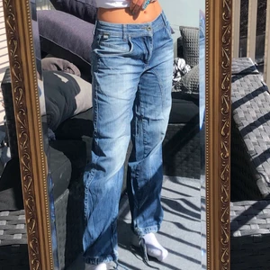 Jeans - Säljer dessa jeans från only🤎 jag är 163 cm, om man är längre kan man nog sprätta upp nedersta sömmen. Fraktar för 66kr (spårbart) eller möts upp i Stockholm😁