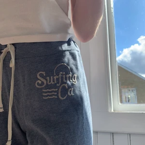 Hollister mjukisbyxor - Väldigt mjuka och fina sweatpants i bra skick. Små i storleken 