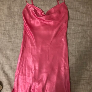 Klänning - Säljer denna trendiga klänning från Berskha. I storlek S, aldrig använd. Prislapp kvar. Säljer på grund av att den är för kort för mig. Buda i kommentarerna, högsta bud vinner💕💕💕