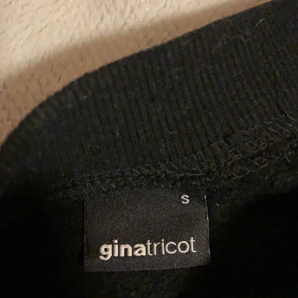 Svart sweatshirt med tryck. Köpt på Gina Tricot och endast använd ett fåtal gånger. Säljer då den inte längre är min stil.. Tröjor & Koftor.