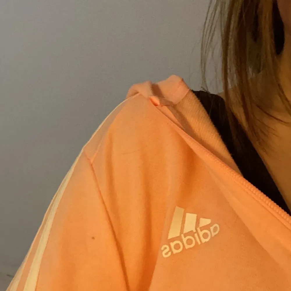 säljer min gamla adidas hoodie här på plick! kontakta gärna vid intresse eller för bättre bilder❣️ säljer pga att plagget inte kommer till användning längre😀 pris går att diskutera (inklusive fraktkostnad)💕. Hoodies.