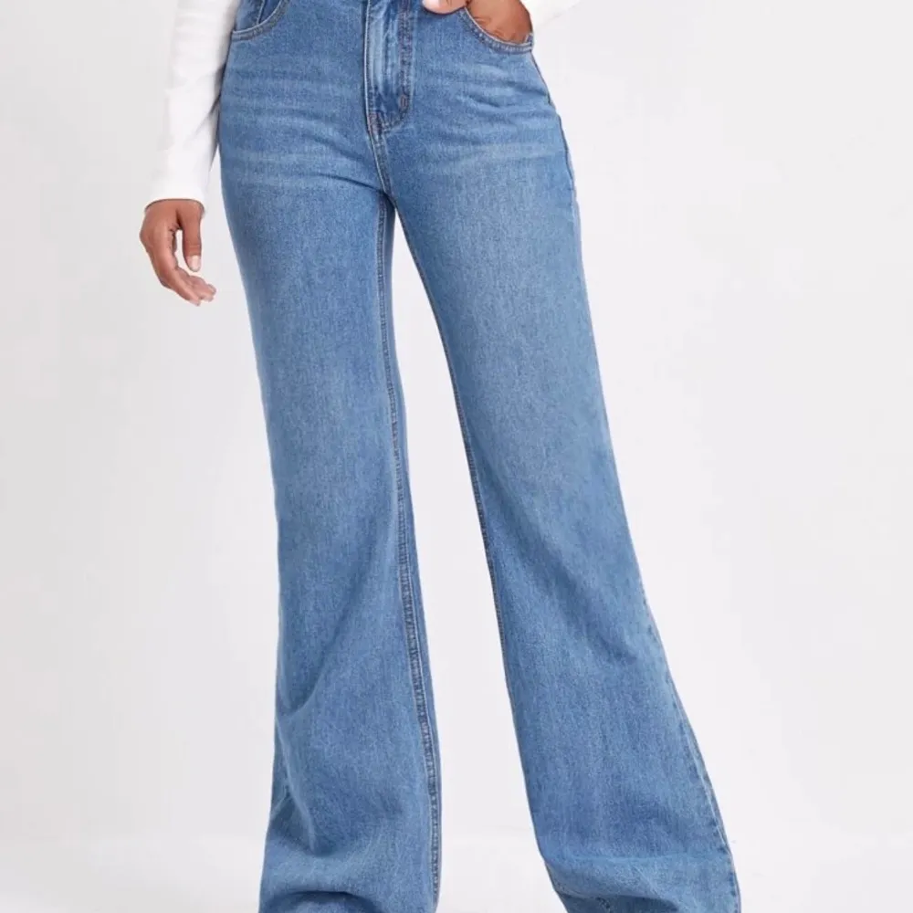 Super snygga jeans! Älskar dom jätte mycket men dom var lite för långt och jag är 166 så skulle passa perfekt för 170. Dom är helt nya och bra kvalite.. Jeans & Byxor.
