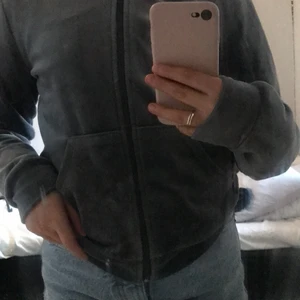 Kofta - Jätte fin och skön kofta från Gina Tricot. Köpt för 230kr men säljer för 170kr. Luva. Har knappt användt den bara några gånger🦋