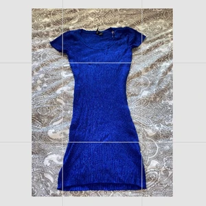 Blå och fin klänning från H&M! - Jag säljer en åtsittande mörkblå klänning från H&M. Passar perfekt till sommaren. Fint skick och aldrig använd, endast testad. Storlek 34. Sitter perfekt på mig men gillar den tyvärr inte. Kontakta mig för fler bilder ex när jag har den på mig. Priset går att pruta lite på. 