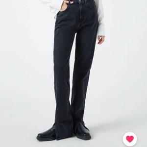 Svarta jeans med slits - Svarta jeans från Pull & Bear i nyskick, raka i passformen med slits! Långa dessutom (är 175 och de är perfekt långa) 💞💞💞