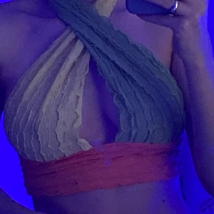 Tröja i storlek XS - Jättefin tröja men är för liten i bröstet, aldrig använd❤️  budet ligger på 50kr + frakt 