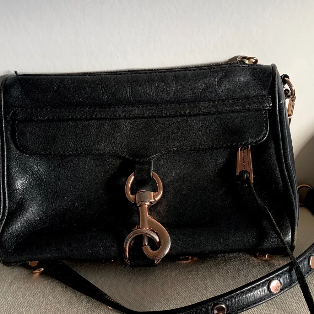 Svart väska ifrån Rebecca Minkoff med detaljer i roseguld! Går att använda på två sett med kedjan . Väskor.