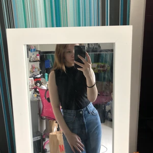 Tröja med mönster  - En fin tröja med mönster på bröstet, Från H&M storlek S, Säljs förmodligen inte längre. Dom två knapparna som ska sitta i nacken har åkt av, Inte jätte svårt att sy ditt nya om man vill. Väldigt fin men kommer inte till användning 