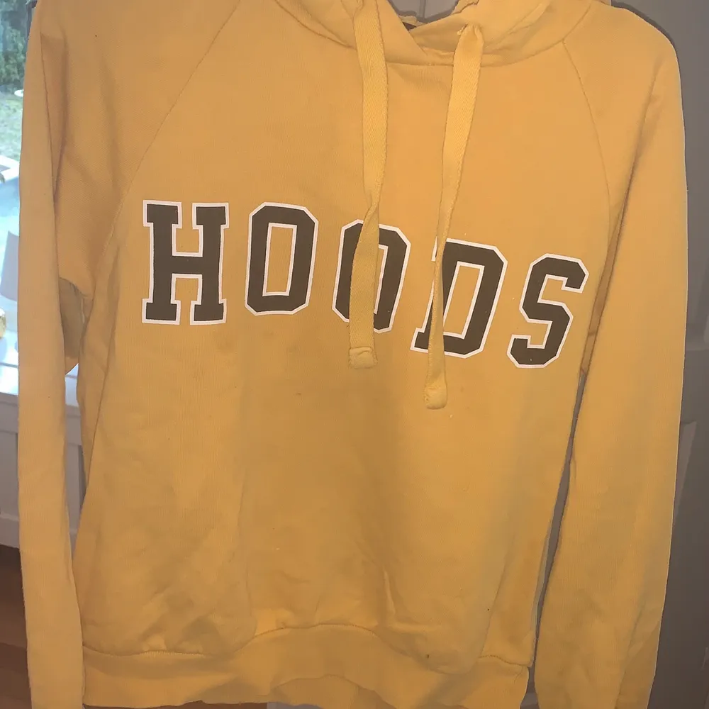 Skitsnygg hoodie med text på från Gina tricot! Senapsgul/ gul med svart text där det står ”HOODS” och luva där bak💕 Andvänd ett fåtal gånger och säljer då den är för liten🙌. Hoodies.