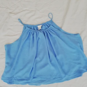 H&M blus strl 38 - Säljer en blå söt blus från H&M i strl 38. Blusen är juster bar i halsen då det går att ha den bredare och smalare i halsen. Den har dubbelt tyg dom man ser på den sista bilden. 