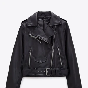 Skinnjacka  - Säljer min skinn imiterade jacka från Zara. Storlek S. Köptes i augusti förra året och har använts i 1-2 månader. Den är som ny.