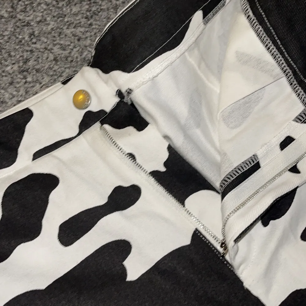 Cow print pants från SHEIN, oversized, aldrig använda🥰 köparen står för frakten✨. Jeans & Byxor.
