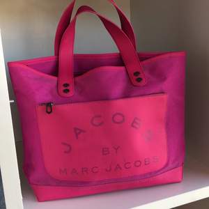 Färgklick, rosa väska från Marc Jacobs i tyg. Perfekt som strandväska! 