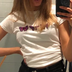 fjärlströja - säljer denna jättesöta t-shirt från plt med fjärilar på🦋🦋🦋 