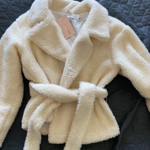 Teddyjacka - Vit teddyjacka från Missguided i storlek 34. Köpt för 499 men är nu helt slutsåld på hemsidan. Passar perfekt både nu till våren och hösten! Helt oanvänd med alla lappar kvar 