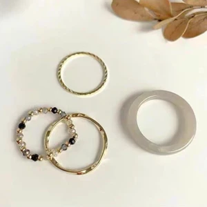 Ringar - Set med ringar. Styckpris varierar så skicka gärna ett meddelande om du är intereserad! Köparen står för frakten!