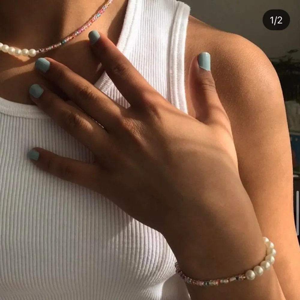 HALF ’N’ HALF ROCK CANDY BRACELET 🍭 säljer ett handgjort armband av glaspärlor 39kr, men eftersom att det är rea tills 8 maj så är det rea på 29kr 💕 Passa på nu!! Också perfekt smycke inför sommaren med fina toppar ju 😍 Instagram @designbyliya_ ❗️❗️❗️. Accessoarer.