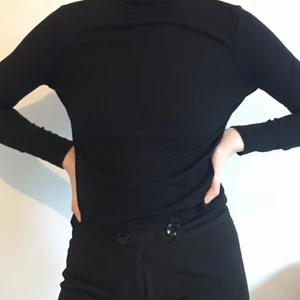 turtleneck svart - svart turtleneck från urban outfitters, storlek S men funkar på mig som är M