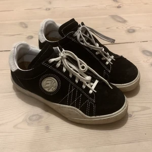 Eytys sneakers i mocka - Snygga mocka-sneakers från Eytys! Säljer då de är alldeles för stora för mig som har storlek 38. Kan mötas upp vid Stureplan/Gärdet. Kan posta, men endast spårbart med Postnord - köparen står för frakt 💕