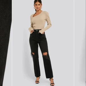Svarta Nakd jeans - Säljer dessa svarta Jeans med hål från Nakd i storlek 34.