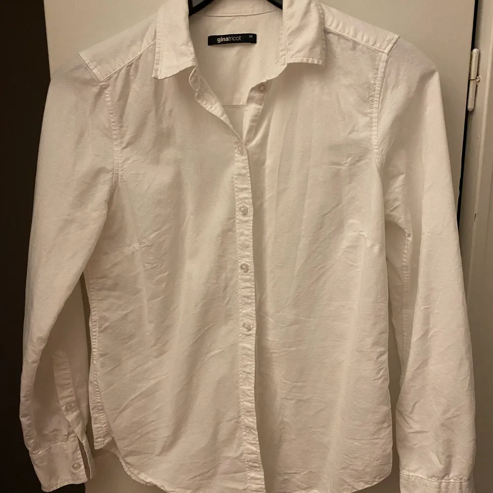 Vit fin skjorta i lite tjockt material, stl 34 (XS) men är ändå stor i storleken skulle jag säga. Knappast använd. . Skjortor.