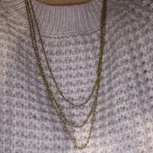 3 i 1 halsbnad - Säljer detta fina 3 i 1 halsband. Det trasslar inte ihop sig så lätt eftersom att dom sitter som dom sitter vid låset, vilket är så skönt🤩🤩 För fler bilder eller info dm gärna mig💗
