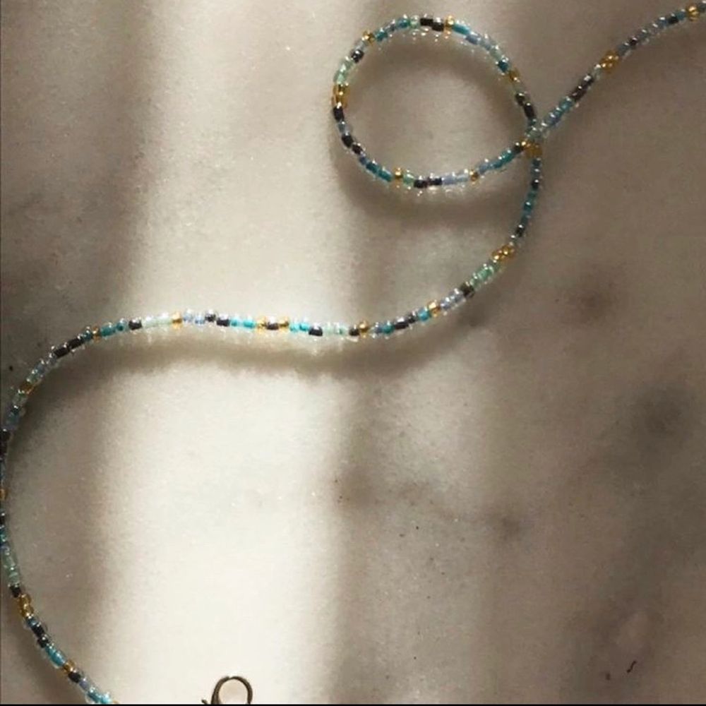 STORM NECKLACE ⚡️🌪 säljer ett handgjort halsband av glaspärlor 79kr men eftersom att det är rea tills 8 maj så är det rea på 59kr 💕 Passa på nu!! Också perfekt smycke inför sommaren med fina toppar ju 😍 Instagram @designbyliya_ ❗️❗️❗️. Accessoarer.