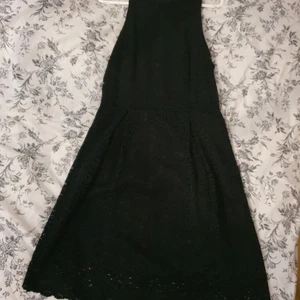 Svart spetsklänning i stl. 42 - Fin spetsklänning i stl.42 säljes i toppskick! Har endast använt den på en begravning i några timmar.