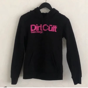 svart rosa dirtcult hoodie -  finaste dirtcult hoodien i strl s, så gott som ny använd endast några gånger men säljs pga inte min stil längre, köpt på dirtcults hemsida, köpare står för frakt vilket ligger på 60kr