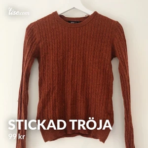 Stickad tröja - Jättefin roströd tunt stickad tröja, sparsamt använd! Frakt på 44kr tillkommer!