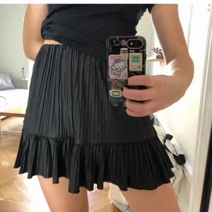 Slutsåld söt volangkjol från zara  - Säljer denna söta silkesliknade volangkjol från zara som är perfekt till sommaren🥺 har aldrig fått användning för den så den är i nyskick💞 Kjolen är i storlek S, men jag skulle säga att den passar upp till L då den är strechig och skön i materialet. Buda gärna! <3 (lånad bild) 