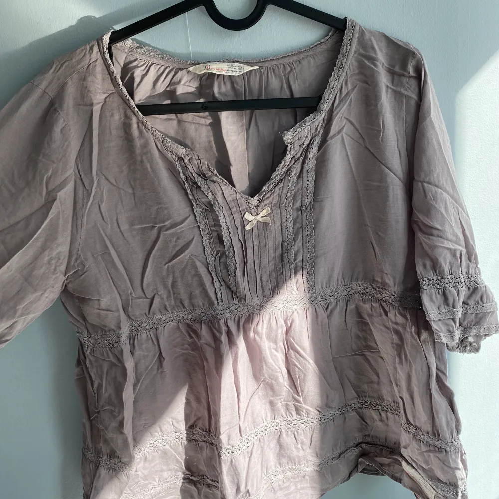 Brungrå odd Molly blus ✨ har lite vintage feel to it, passar bra som en romantisk picknick blus eller i din fairycore/cottagecore garderob 🧺 så fin, 100kr+ frakt 📦🥰. Blusar.