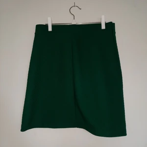 Enkel grön kjol - Storlek m, enkel och stretchig, ihopsydd i midjan något så därför motsvarar s.