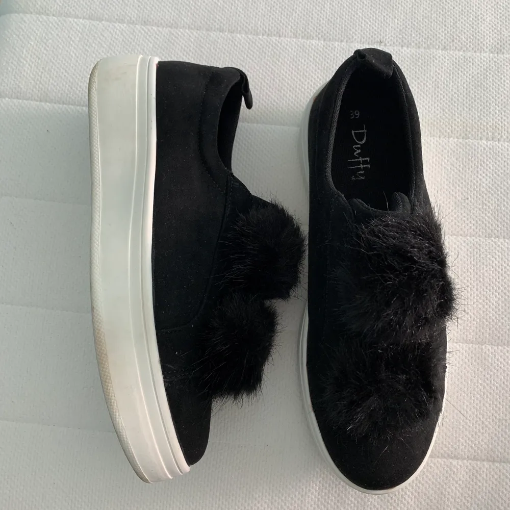 Slip-ons från Duffy med ”fluffiga bollar” som detaljer. Strl 39. Sjukt söta, men endast använda 1 gång pga för små för mig.... Skor.