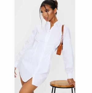 Klänning - Vit skjortklänning från PrettyLittleThing. Den är insydd i midjan och formar kroppen supersnygga! Perfekt till student! Helt ny med lappar kvar, säljer pga att den inte passade. Nypris: 370kr inkl frakt. Kan mötas i Jönköping annars tillkommer fraktkostnad🖤