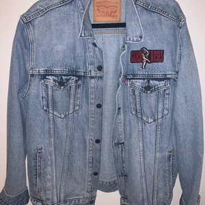 Levis jeansjacka - jeans jacka knappt använd🤍 känns som M/L och passar både killar och tjejer. pris kan diskuteras 