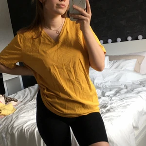 T-shirts H&M - Säljer fyra t-shirts i olika färger🤍 V-ringning och alla är storlek L men passar även S-M, funkar på XS också men det beror på hur man vill att passformen ska vara🤍 25kr styck eller 80 för alla!🤍 Kan finnas spår av katthår från föredetta katt🤍 Tvättas och rollas innan jag postar🤍 Pris kan diskuteras! Köparen står för frakten🤍