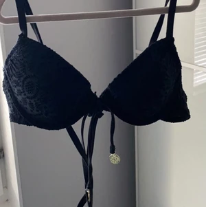 Bikiniöverdel  - Svart bikiniöverdel från hm, super snygg till sommaren💕 - köparen står för frakten