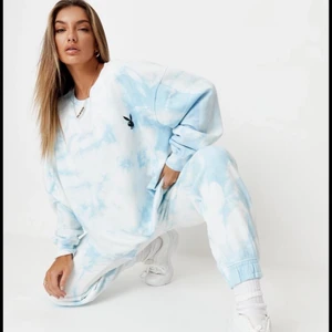 Slutsåld Playboy tie dye sweatshirt - Slutsåld Playboy x Missguided tie dye blå sweatshirt storlek S men oversized så funkar S-L 