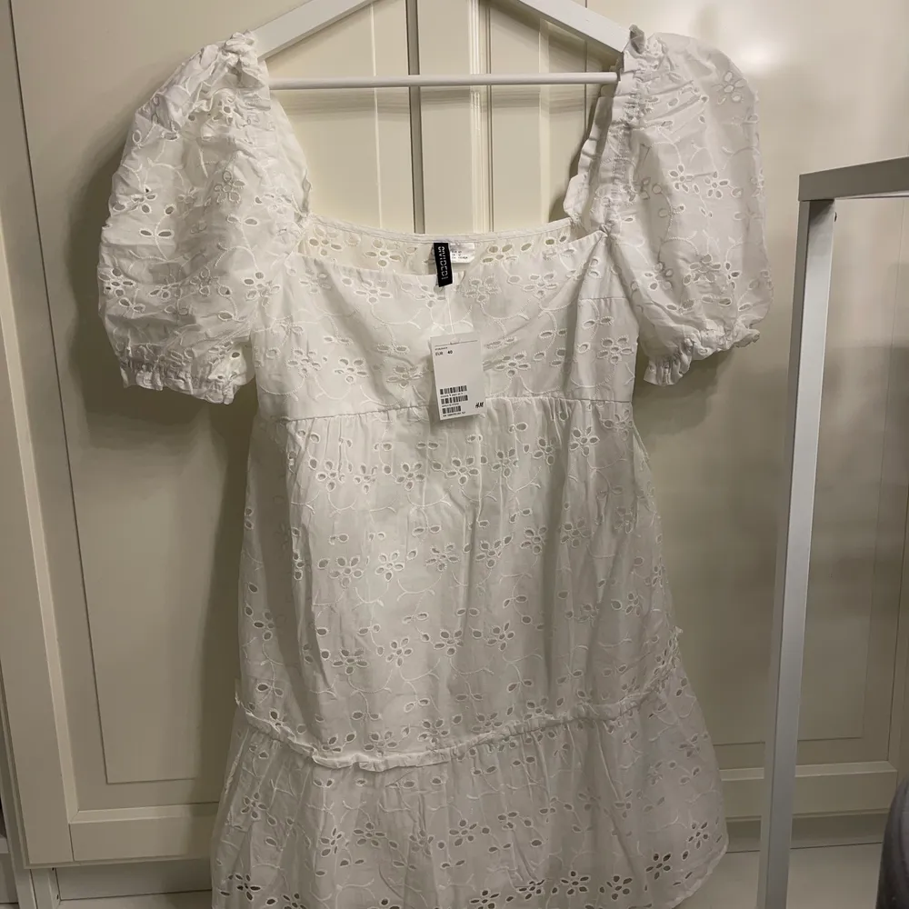 Säljer denna söta klänning från H&M som är helt oanvänd med lappen kvar💕. Klänningar.