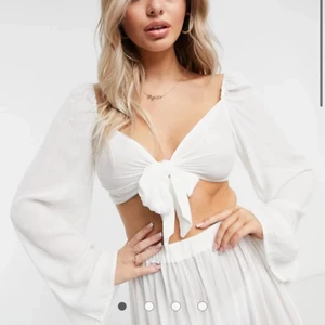 Vit knyt topp - Vitt topp med knyte fram och vida armar. Slut såld på asos hemsida 