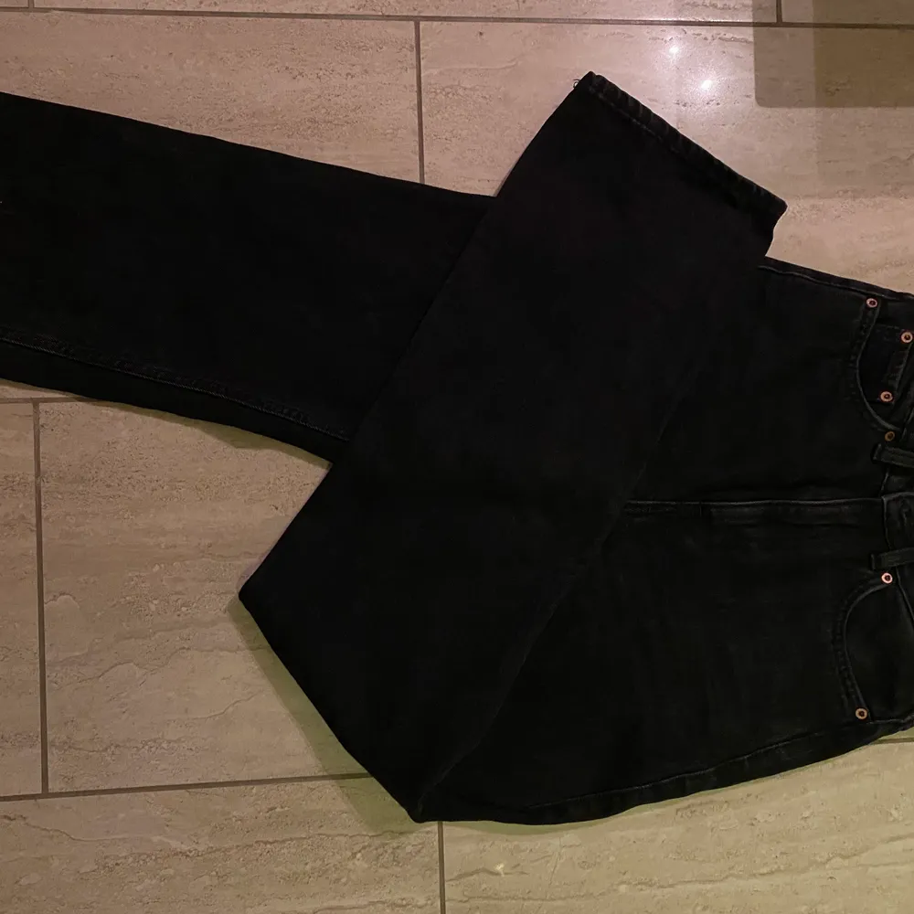 Stentvättade svarta jeans från weekday. ROW. Storlek: 26/32. Jeans & Byxor.