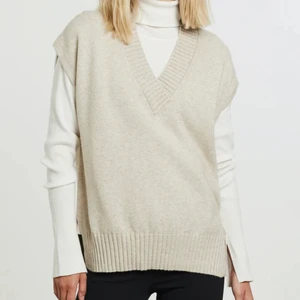 Stickad väst - Säljer denna beiga västen från BikBok som är slutsåld på deras hemsida🤎🤎