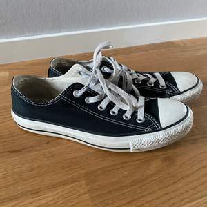 Låga svarta converse, väl använda med fint skick! Storlek 40