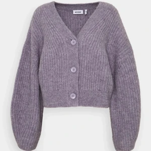 Weekday kofta HILLEVI - Slutsåld kofta i jättefin lila färg. Använd max 5 ggr. Inköpt för 499kr via weekdays hemsida🌼 lite oversize passform med stora ärmar, jag är 164 är och den sitter bra på mig<3