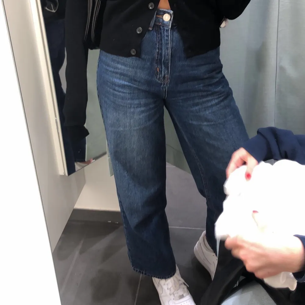 Säljer dessa svinsnygga jeansen från NAKD, då de är något korta för mig. I övrigt sitter byxorna som en smäck!!💗🤩. Jeans & Byxor.