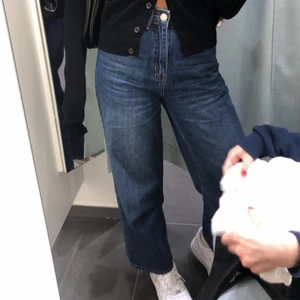 Mörkblå jeans - Säljer dessa svinsnygga jeansen från NAKD, då de är något korta för mig. I övrigt sitter byxorna som en smäck!!💗🤩